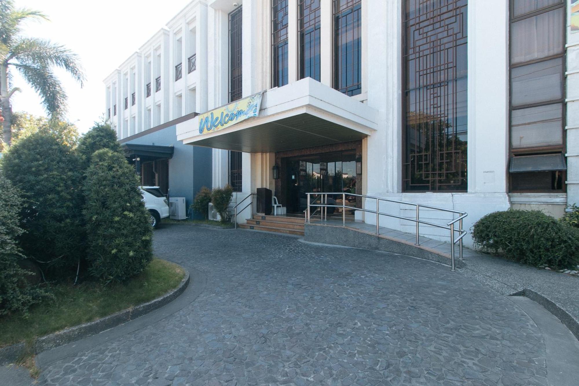 Bliss Hotel San Fernando Pampanga City Экстерьер фото